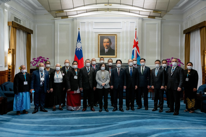 President Tsai poses for a photo with a delegation led by Prime Minister Kausea Natano of Tuvalu.