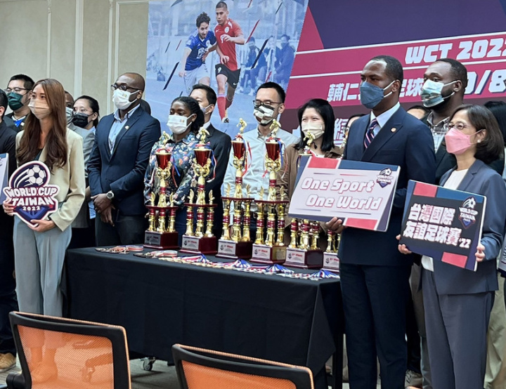 「台灣國際友誼足球賽」將於10月8、9日登場，今年主辦國海地的駐台大使潘恩（前右2）致詞時，舉克羅埃西亞、薩伊獲納入世足賽的案例，強調足球也是一國受到國際肯定的象徵。