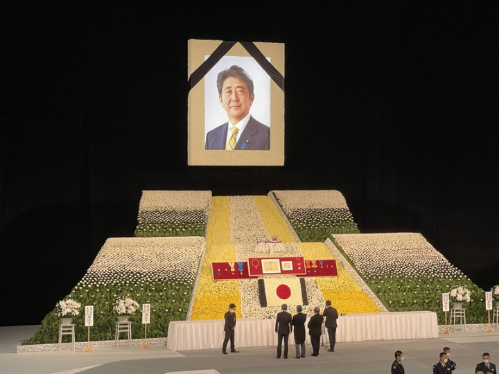 已故日本前首相安倍晉三國葬27日在東京武道館舉行，現場布置莊嚴隆重。
