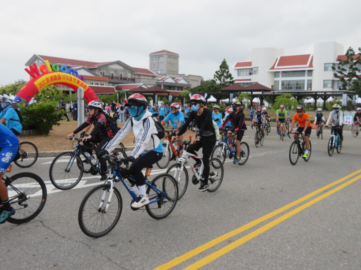 秋高氣爽帶有小飄雨的天氣中，澎湖跳島101K自行車活動25日清晨登場，600多名國內外車友舒適騎乘挑戰全島。