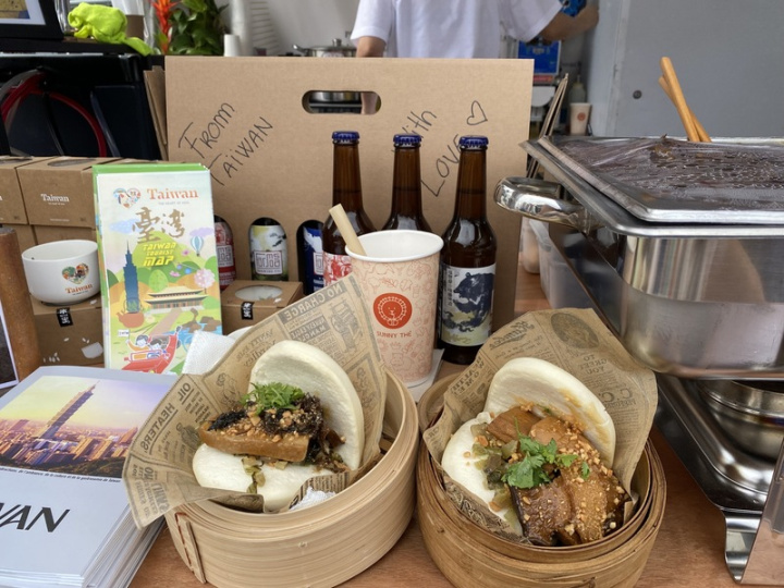 巴黎第5屆國際美食節有兩個台灣攤位，其中一攤為法國3家台灣廠商共襄盛舉，向遊客推廣台灣味小吃刈包、珍奶、啤酒。