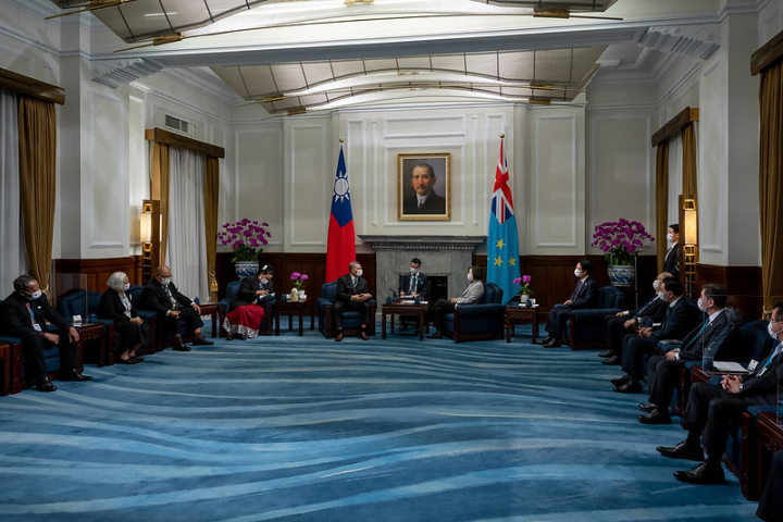 President Tsai and Prime Minister Kausea Natano of Tuvalu hold bilateral talks.
