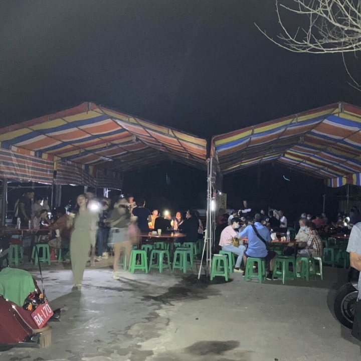 台東池上強震，花蓮富里鄉六十石山聯外道路因落石封閉，上百名遊客受困山區，當地業者免費提供餐食及住宿安置遊客。（張素華提供）