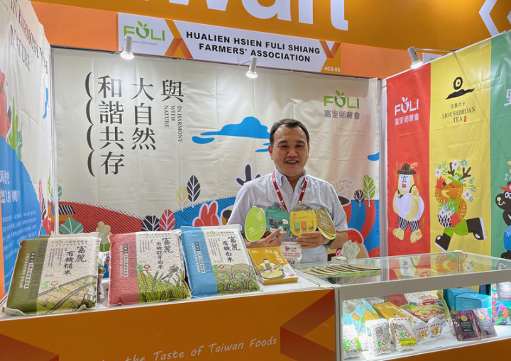 2022新加坡國際食品展（FHA）本週登場，台灣館主打產品包括台灣米，圖為首次參展的花蓮縣富里鄉農會攤位，展示多款有機米。