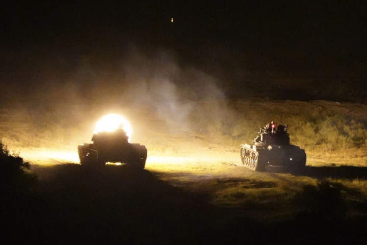 陸軍第8軍團裝甲564旅6日晚間在屏東恆春三軍聯訓基地，進行「三軍聯合作戰訓練測考111-5、6號操演」 夜間攻擊實彈測考，多部裝甲車朝目標區開火。