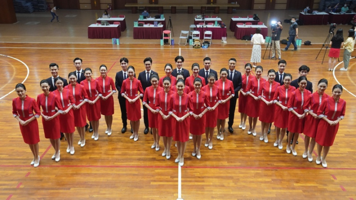 銘傳大學29日舉行「國慶親善服務隊」記者會，擔任 禮賓人員的31名學生訓練有素，一出場就吸引目光。