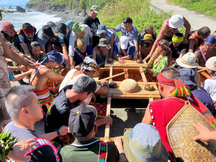 在部落族人以及國際友人見證下，阿美族耆老們為拉飛・邵馬新造獨木舟隆重舉行下水祈福儀式。(拉飛・邵馬提供)