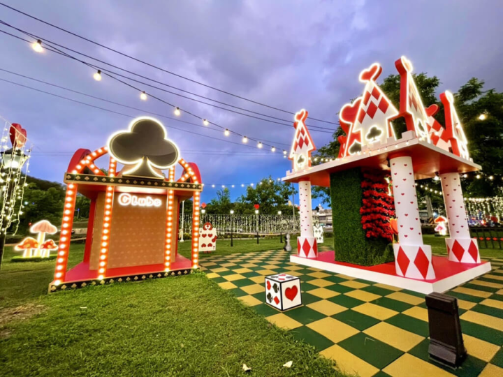 迎接中秋連假，高雄市觀光局在蓮池潭兒童公園設置新的打卡景點，有如愛麗絲夢遊仙境「奇幻樂園」，以撲克牌旅程為題，打造紅心皇后與撲克牌衛兵等場景，圖為撲克牌城堡。（高雄市觀光局提供）