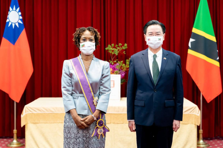 外交部吳部長代表中華民國（台灣）政府頒贈「大綬景星勳章」予聖克里斯多福及尼維斯聯邦駐台大使哈菁絲(Jasmine Huggins)