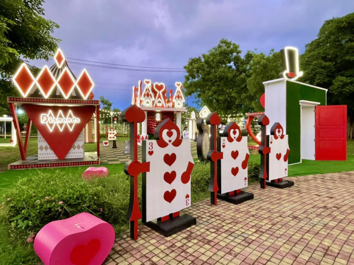 高雄市觀光局在蓮池潭兒童公園設置打卡點，有如愛麗絲夢遊仙境「奇幻樂園」，以撲克牌旅程為題打造紅心皇后與撲克牌衛兵等場景，圖為撲克牌衛兵。（高雄市觀光局提供）