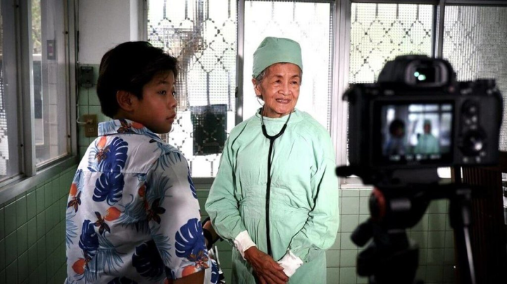 第7屆屏東電影節以「屏東Come True」為主題，有許多在地優秀青年作品入圍，其中「新世紀最棒的旅行」邀請去年入圍影片「金色貝殼」主角、來自恆春的高阿嬤（右）客串演出。（屏東縣政府提供）