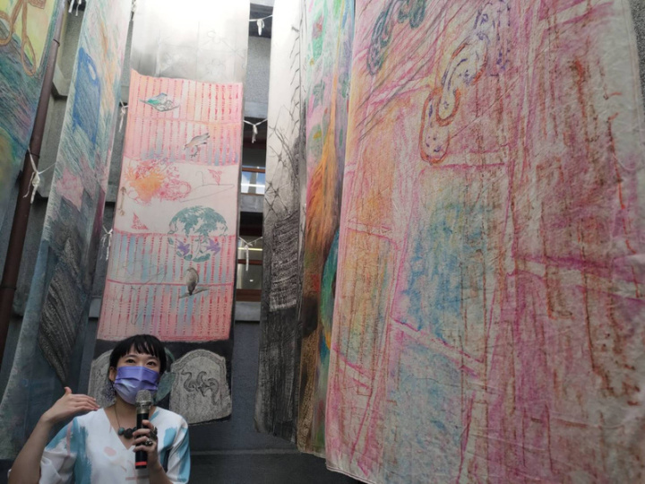 藝術家蔡慧盈帶領藝術共創工作坊，走進萬華大街小巷，拓印下萬華的生活場景、人們生活用具或城市建築上較有特色的元素，把萬華濃縮進白布中，將在「新富有樂市」市場藝術季展出。