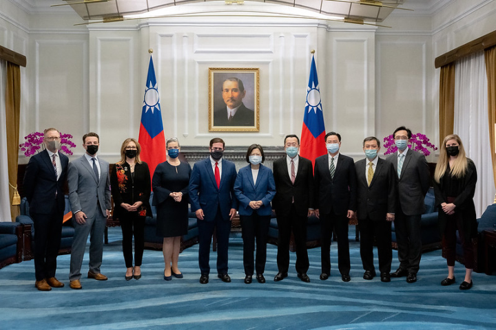  President Tsai takes a group photo with the distinguished guests.