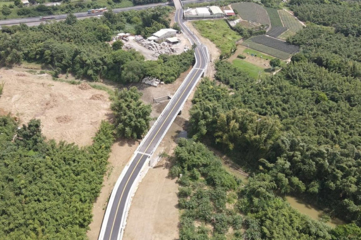 台南市政府與國防部合作代辦陸軍砲兵訓練指揮部遷建開發案，關廟新營區10公尺聯外道路延伸到北新街暨新仁橋改建工程已完工。（台南市工務局提供）