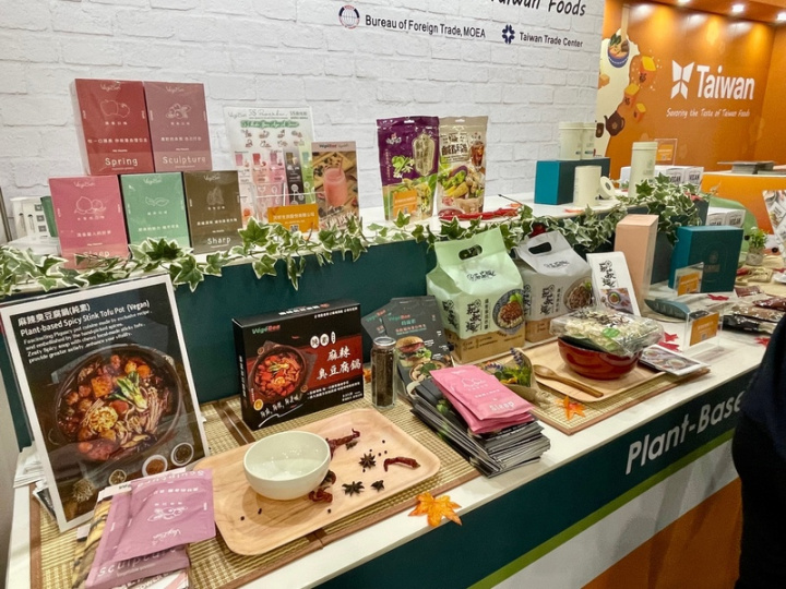2022新加坡國際食品展（FHA）本週登場，台灣館主打植物肉產品，包括肉乾、肉鬆、肉醬乾麵、植物蛋白飲品等。