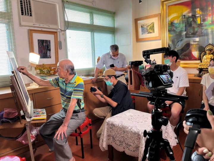 拍攝採訪粉彩畫藝術家林興老師（左），攝於林興工作室。