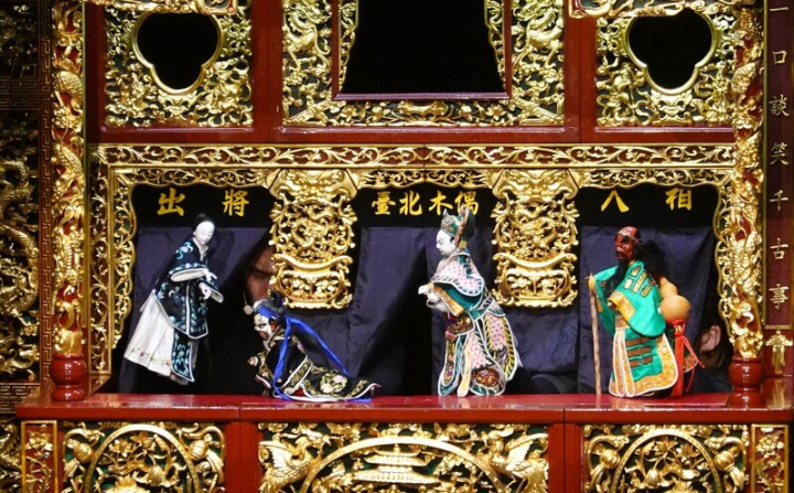 國立傳統藝術中心策劃當代戲曲精品展演計畫，由台北木偶劇團與日本傳統懸絲傀儡「結城座」共製的布袋戲「劈山救母」3日晚間在東京首演，博得滿堂彩。