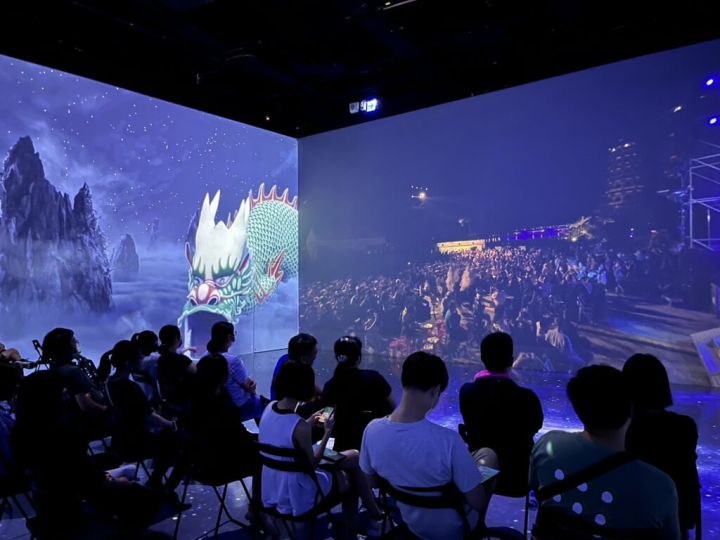 高市府與HTC、睿至、資策會等團隊合作，以5G即時串流將主會場蓮池潭意象廣場表演傳送到亞灣區夢境現實館直播。（HTC提供）