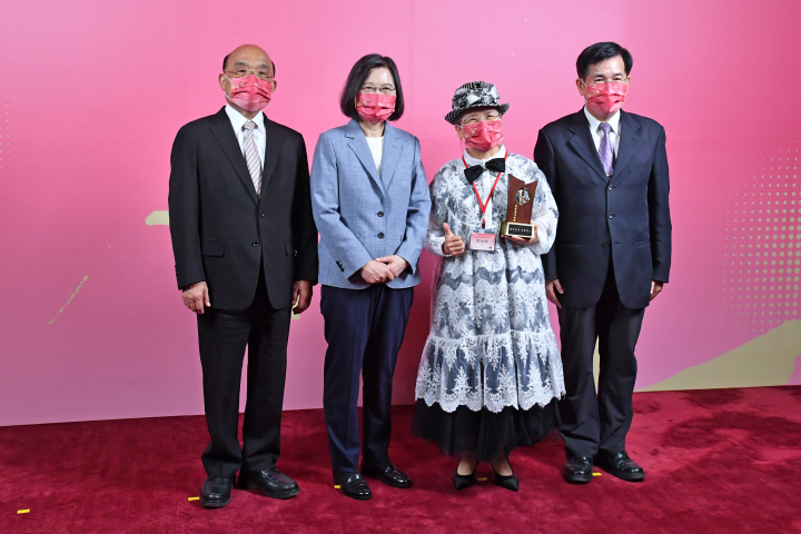 行政院長蘇貞昌與蔡英文總統共同出席「111年師鐸獎、教育奉獻獎及資深優良教師表揚大會」