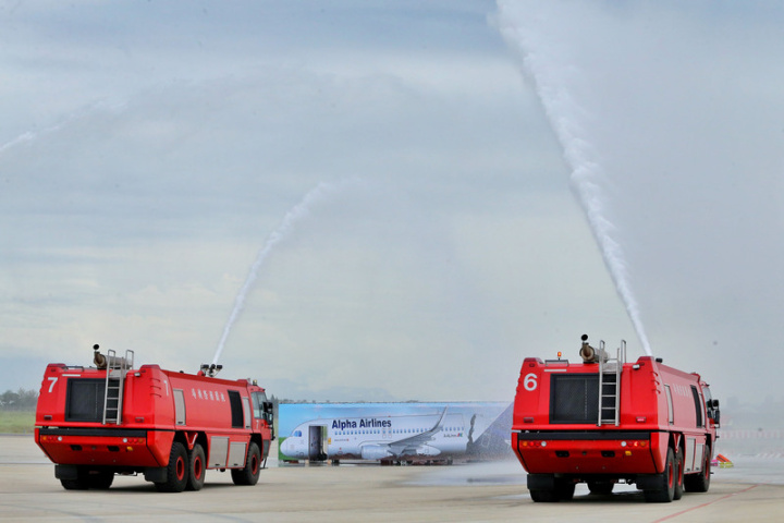 桃園國際機場機坪7日進行「111年度空難災害防救演習」實兵演練，機場消防隊出動專用化學消防車、配備360度環景攝影與緊急醫療救護資訊平台的救災指揮車，以及最大爬升高度30公尺的雲梯車等各式車輛參與。
