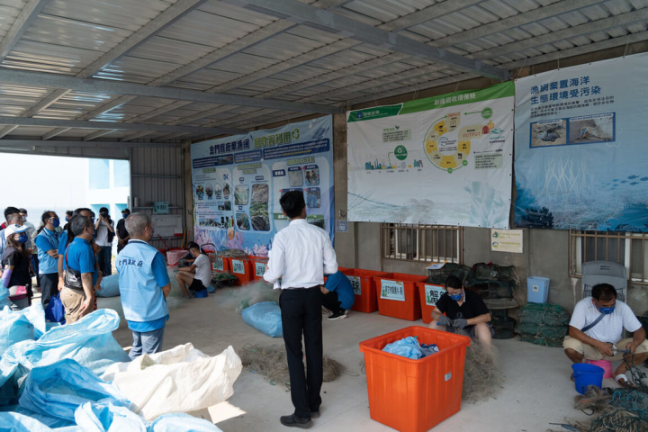 金門縣政府與台灣化學纖維股份有限公司攜手合作，將廢棄漁網回收再利用，在新湖漁港設置廢棄漁網具作業區，台化公司與海委會人員17日前往參觀。（金門縣政府提供）
