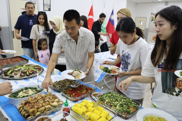 土耳其台灣同鄉會10日在伊斯坦堡聚餐慶中秋，現場台灣、土耳其及敘利亞菜色飄香。