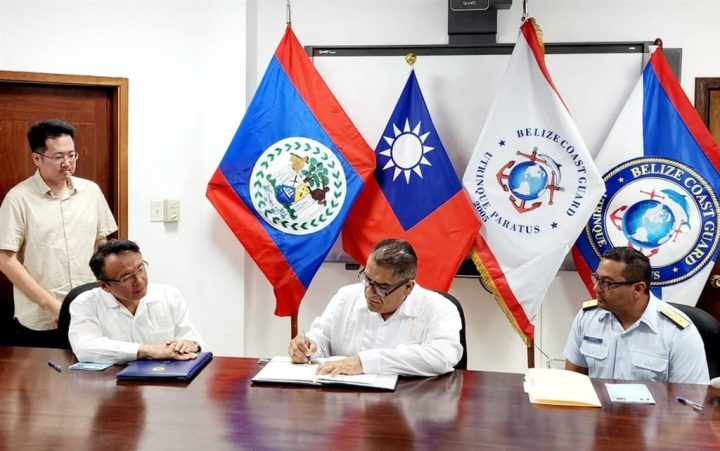 Belize's Minister of National Defence and Border Security Florencio Marin Jr. (second right) signs the Coast Guard Cooperation agreement on Thursday with Taiwan's Ambassador to Belize David Chien (third right) at the scene to witness. Photo courtesy of Embassy of the Republic of China (Taiwan) in Belize Sept. 15, 2022