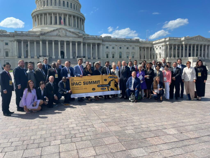 圖為烏克蘭、立陶宛等國出席對華政策跨國議會聯盟年度峰會的議員14日在美國國會大廈前合照。（圖取自twitter.com/ipacglobal）