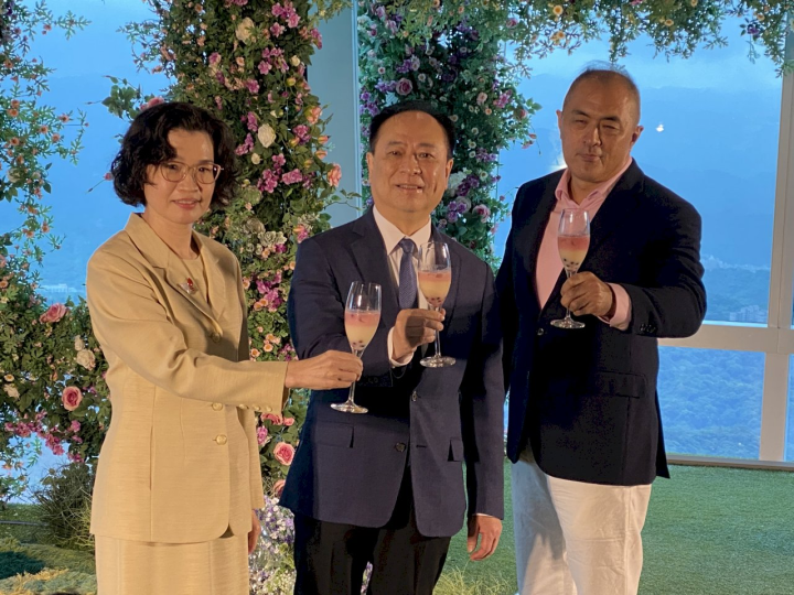 台北101董事長張學舜(中)1日率領團隊舉杯，宣布今年的台北101周年慶正式起跑！(吳琍君 攝)