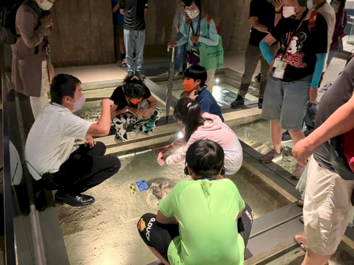新住民及其子女在活動中探索台灣考古現場。(移民署提供)