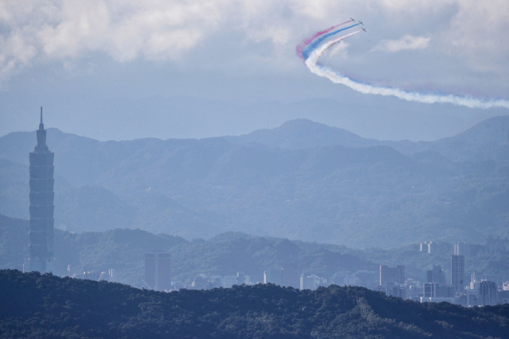 雙十國慶將至，軍方27日上午進行空中操演，3架AT-3組成的雷虎小組從淡水河口飛入，在台北上空施放彩煙。