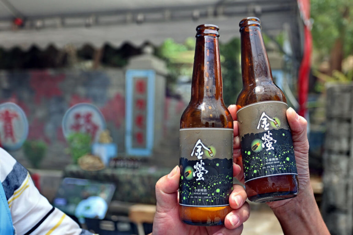 金門縣政府9日表示，為復育金門在地逐漸稀少的螢火蟲，縣農會與縣府、烈嶼鄉公所和林務局等中央單位合作，在一塊廣達2公頃的農田種植零農藥的小麥，所生產的「金螢」精釀小麥啤酒上市。（金門縣政府提供）