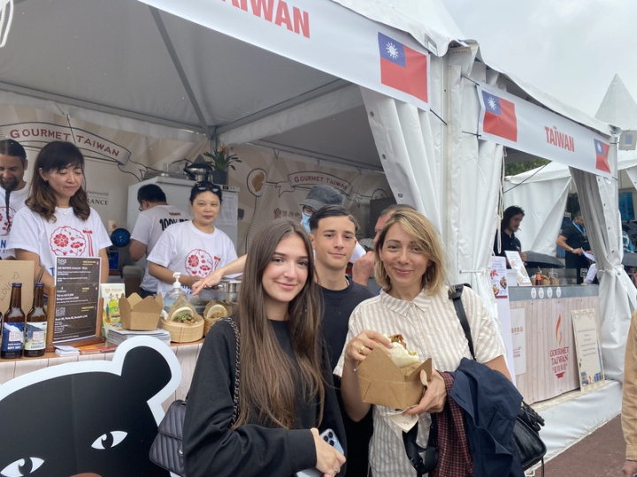 法國巴黎第5屆國際美食節1至4日在艾菲爾鐵塔前登場，邀50多國共襄盛舉。數家歐洲的台灣廠商向遊客推廣刈包、珍奶、啤酒、鹹酥雞、地瓜球、香腸等台式夜市美食，台灣攤位前人潮絡繹不絕