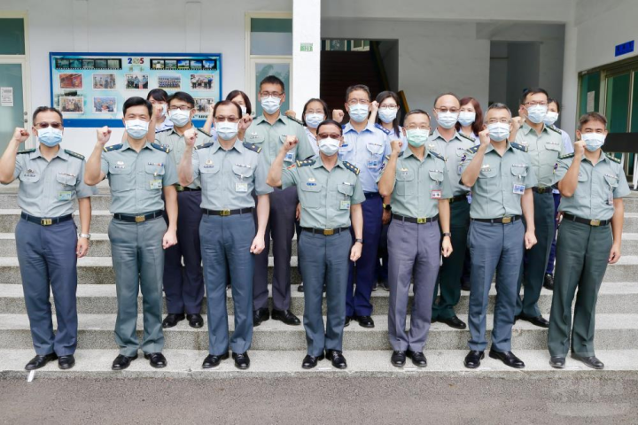 王副部長與205廠官兵及員工代表合影。