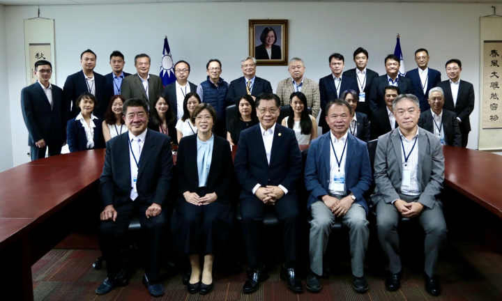 賴瑩瑩處長(前排左二)率團員拜會新加坡代表處與梁國新大使(前排中)