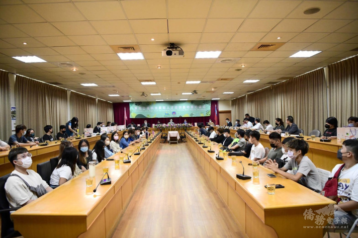 國立屏東科技大學海青班在校生一同見證「僑務委員會東南亞高科技農業人才培訓基地」簽約儀式