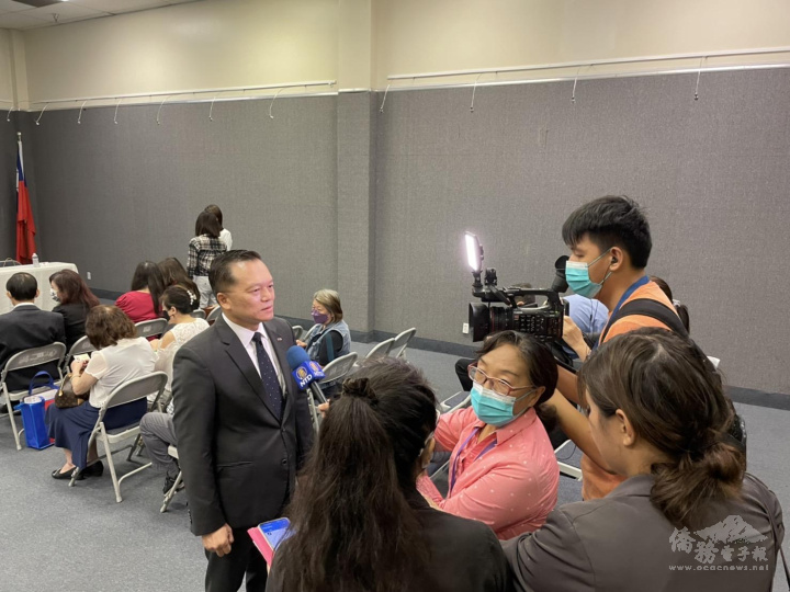 林暉程於南加州僑界支持臺灣參與聯合國記者會接受此間記者採訪。