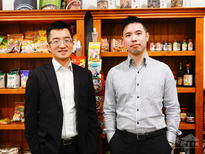 黃彥文(右)與布里斯本文教中心主任歐陽群(左)在臺灣優質食品品牌櫃前合照