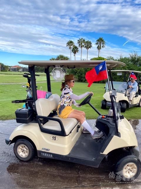 高爾夫球車上國旗飄揚