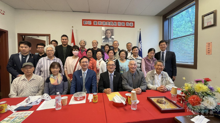 委員長童振源(第1排左3)在組長陳碧蓮(第1排左2)及秘書黃慶育陪同下，拜會加拿大多元文化中心，主任焦其超(第1排右3)、總監汪漢忠(第1排右2)及該會理事幹部在會所合影