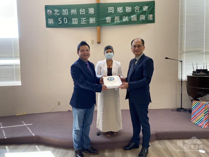 在江詩怡(中)監交下第49屆林政原會長(右)交棒給第50屆張正邦會長(左)