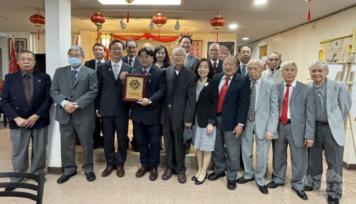 童振源(第一排左三)、陳錦玲(第一排右五)與多倫多龍岡親義公所主席劉偉雄(第一排左四)及成員合照