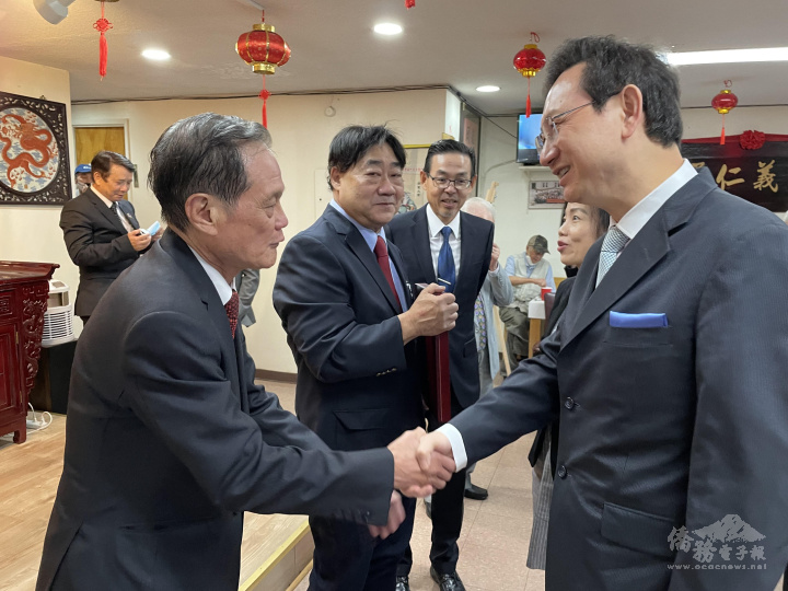 童振源與僑務諮詢委員陳勇儀(左)寒暄致意