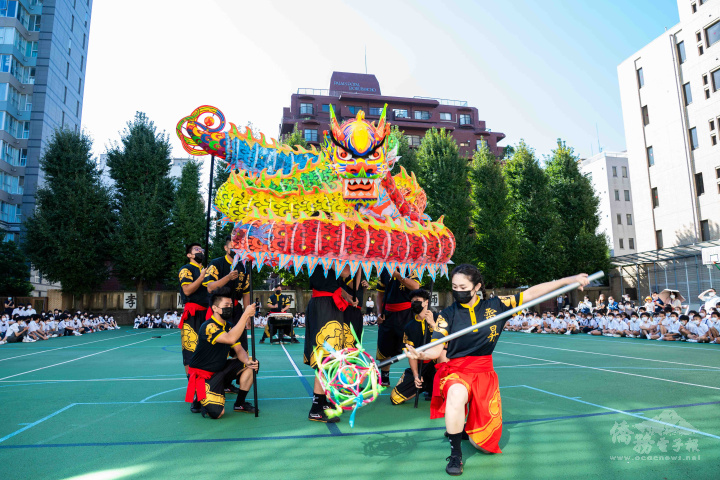 雷昇傳藝劇團表演舞龍