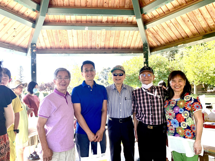 蘇上傑與蘇東源等社團幹部合影