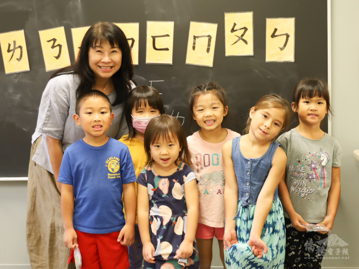 密西根中文學校幼稚園班的孩子們帶著開心的笑容迎接新學年的開始