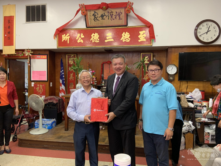 羅省至德三德公所慶祝中秋節祭祖午宴活動-洛僑中心主任陳敏永致贈茶葉禮盒，該公所周賜軒主席、周晴副主席代表接受
