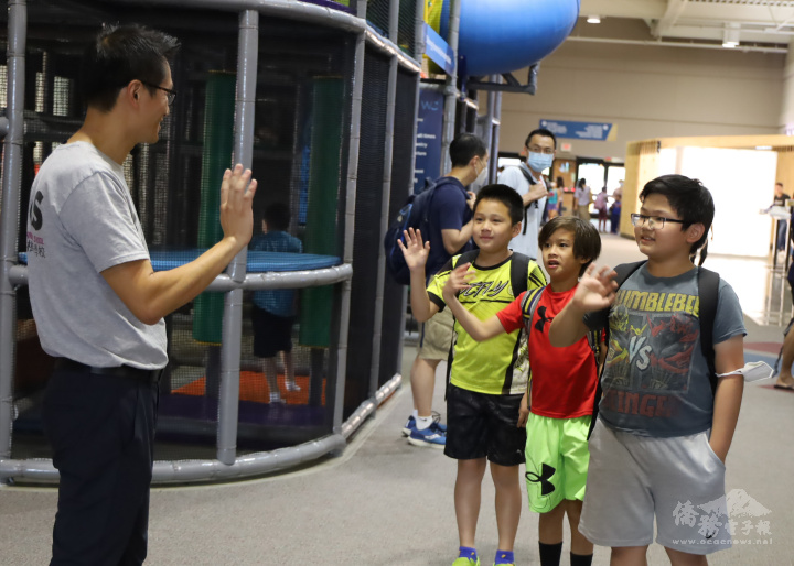 陶茂森校長熱情的迎接孩子來到學校學習華語