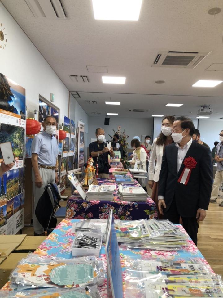 駐日代表處大使謝長廷與杉並區長岸本聰子一同參觀臺灣商品展示攤位
