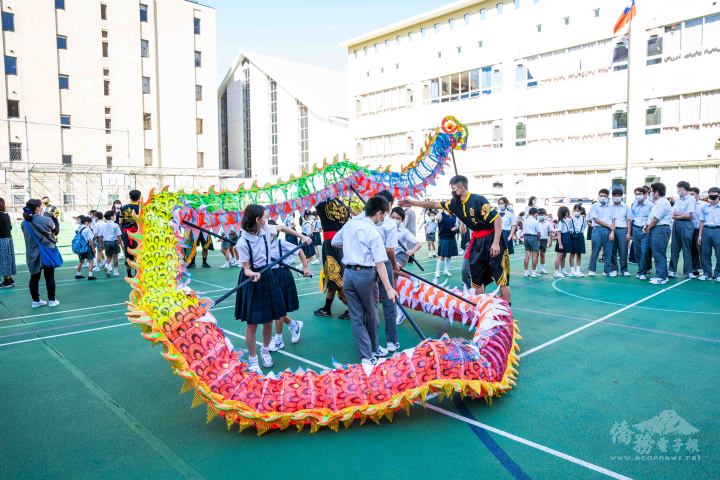 東京中華學校學生體驗舞龍